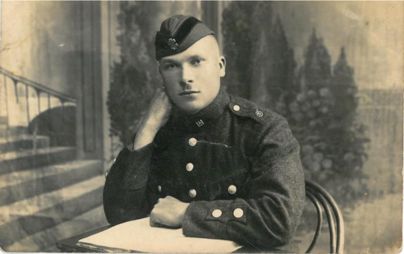 Kazys Balčiūnas – Lietuvos kariuomenės karys Radviliškyje. Kitoje fotografijos pusėje yra užrašas: „Radviliškis. 1927 m.“