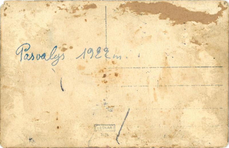 Reginos Samuolienės motinos Onos Dovydavičiūtės (ketvirta iš kairės) Pirmoji Šventoji Komunija Pasvalyje. Kitoje fotografijos pusėje yra užrašas: „Pasvalys, 1922 m.“