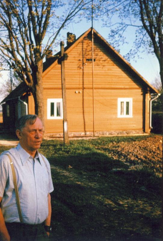 Profesorius, agronomas Petras Vasinauskas lankosi Vasinauskų sodyboje, Pasvalio Vienkiemiuose. Gyvenamasis namas buvo renovuotas 1983 m.