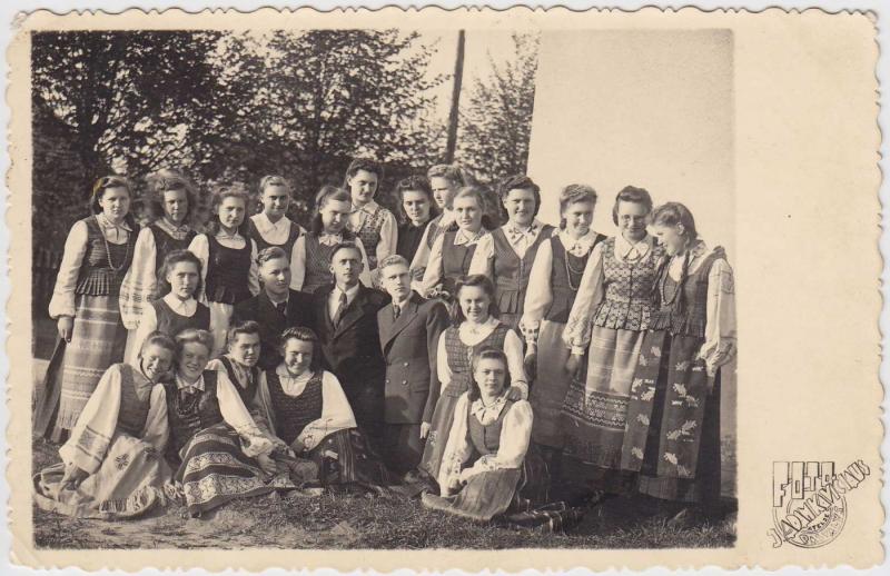Algirdo Šukio draugai gimnazistai, įsiamžinę 1946 metų gegužės 18 dieną