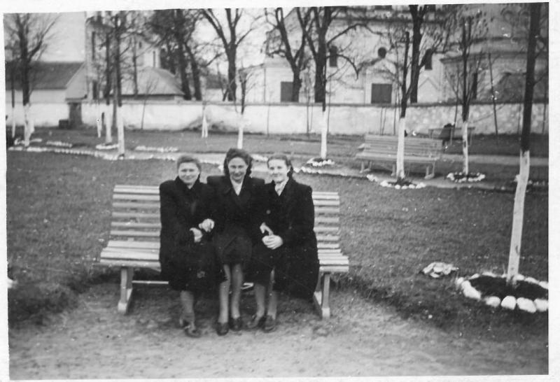 Pasvalietės merginos Vytauto Didžiojo aikštėje, prie Pasvalio Šv. Jono Krikštytojo bažnyčios. 1958 m.