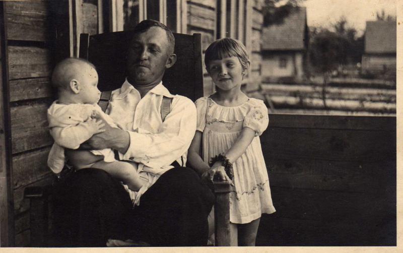 Ant agronomo Petro Vasinausko rankų duktė Danutė Vasinauskaitė, šalia kita duktė Ona Laimutė Vasinauskaitė Dusetose. 1939 m.