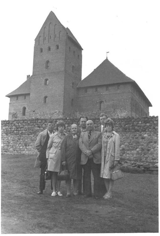 Antrasis Kazio Balčiūno vizitas Lietuvoje, praleidus ilgus tremties metus Jungtinėse Amerikos Valstijose. K. Balčiūnas (pirmoje eilėje antras iš kairės). Trakai, 1974 m.