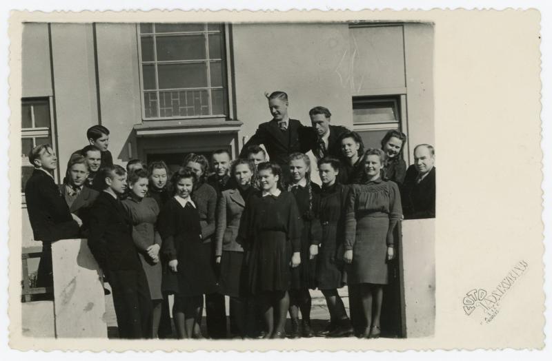 Pasvalio gimnazijos abiturientai su direktoriumi Juozu Poviloniu (dešinėje). Pasvalys, 1944 m.
