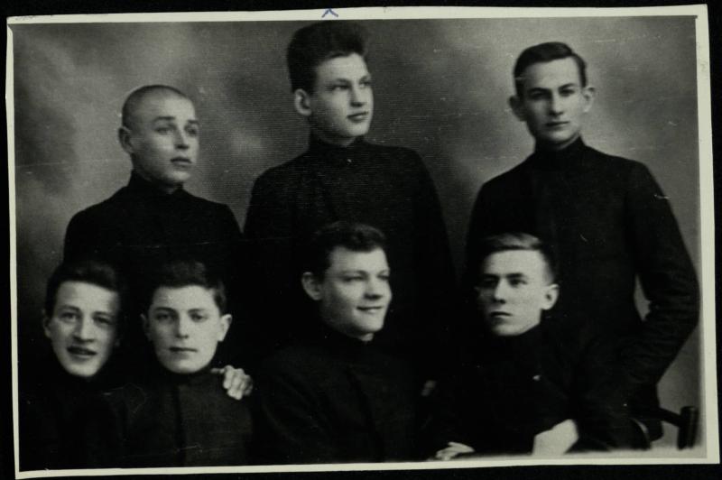 Pasvalio aukštesniosios komercijos mokyklos moksleiviai. Julius Šidagis antroje eilėje, viduryje. Apie 1934 m.