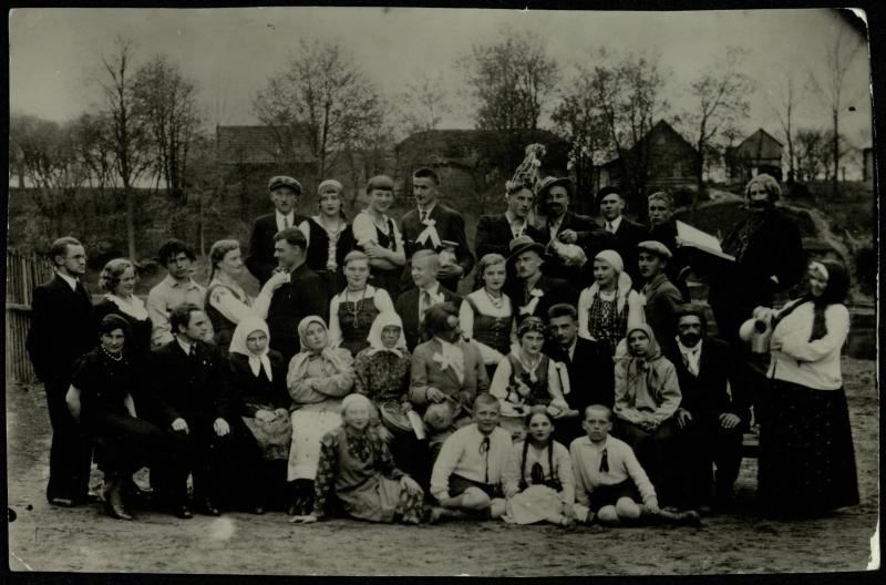Sceninė kompozicija „Lietuviškos vestuvės“ Pasvalio aukštesniojoje komercijos mokykloje. Jaunojo ir jaunosios vaidmenis atliko Julius Šidagis ir Elena Neimantaitė. 1935 m.