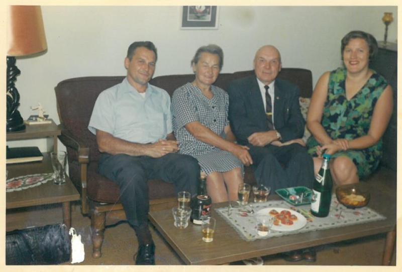 Kazys Balčiūnas (trečias iš kairės) savo namų svetainėje. Lemontas, Čikagos priemiestis, JAV. 1968 m.