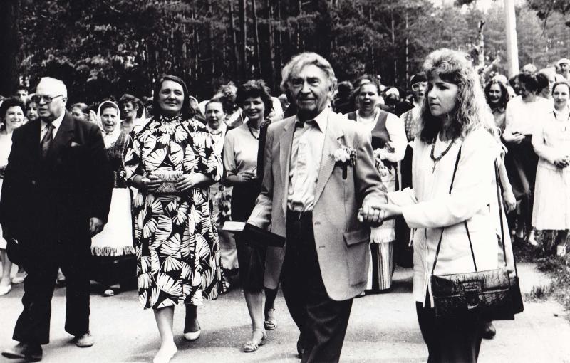 Poeto Bernardo Brazdžionio sugrįžimas. Iš kairės: Eugenijus Matuzevičius, Vidmantė Jasukaitytė, Bernardas Brazdžionis ir jo anūkė Dalia Lovett