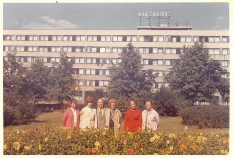 Pirmasis Kazio Balčiūno vizitas Lietuvoje, praleidus ilgus tremties metus Jungtinėse Amerikos Valstijose. K. Balčiūnas (trečias iš kairės) su artimaisiais. Vilnius, 1972 m. rugsėjo 3 d.