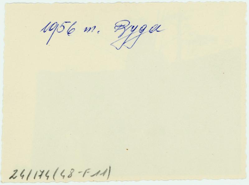 Jonas Mikelinskas grupėje žmonių. Ryga, 1956 m.