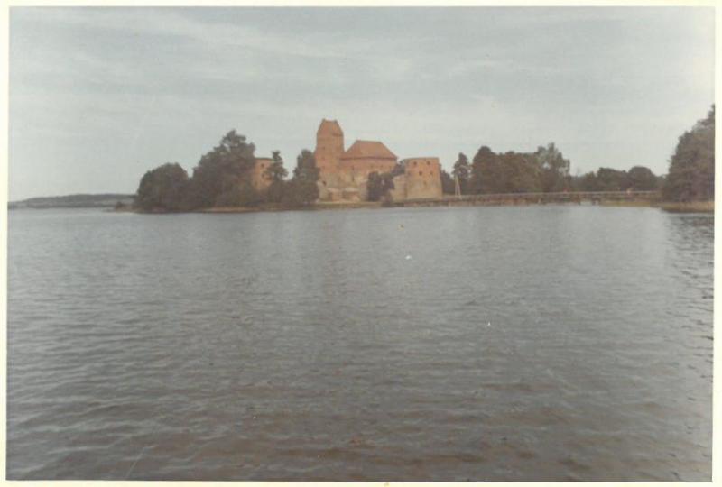 Antrasis Kazio Balčiūno vizitas Lietuvoje, praleidus ilgus tremties metus Jungtinėse Amerikos Valstijose. K. Balčiūnas nuotraukoje įamžino Trakų pilį. 1974 m.