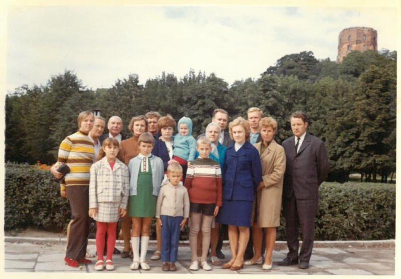 Pirmasis Kazio Balčiūno vizitas Lietuvoje, praleidus ilgus tremties metus Jungtinėse Amerikos Valstijose. K. Balčiūnas (trečias iš kairės) su artimaisiais. Vilnius, 1972 m. rugpjūčio 26 d.