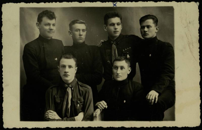 Pasvalio aukštesniosios komercijos mokyklos (LPF) būrelio nariai. Julius Šidagis su skauto uniforma antroje eilėje antras iš dešinės. 1935 m.