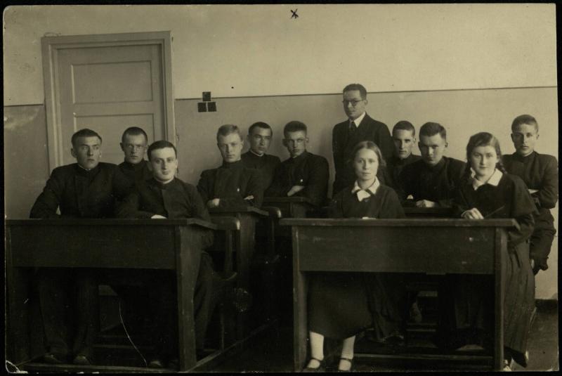 Pasvalio aukštesniosios komercijos mokyklos abiturientai. Julius Šidagis paskutinėje eilėje antras iš kairės. Šalia stovi auklėtojas Stasys Šalkauskas. 1936 m.