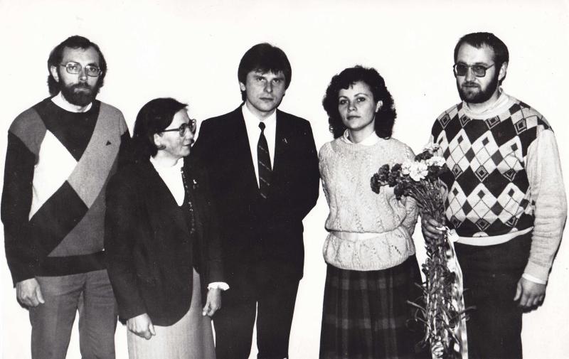 Lietuvos Persitvarkymo Sąjūdžio Steigiamojo suvažiavimo Pasvalio rajono delegatai. Iš kairės: Vidmantas Miknius, Regina Butėnienė, Vytautas Jakštas, Rasa Rastauskienė, Algirdas Mulevičius