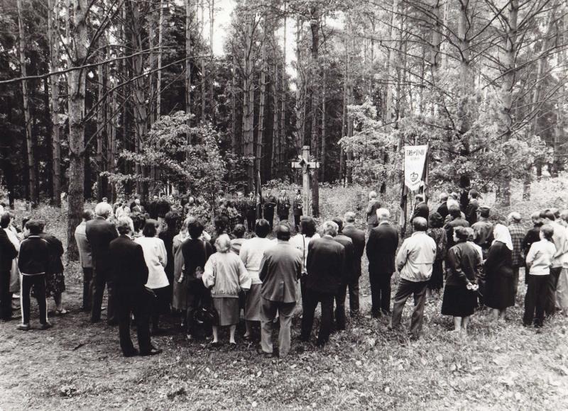 Gedulo ir Vilties dienos minėjimas tęsiasi Pasvalio parke prie partizanų atminimui pastatyto kryžiaus