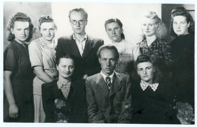 VU Istorijos-Filologijos fakulteto, prancūzų kalbos spec. grupė. J. Mikelinskas sėdi. Vilnius, 1948 m.