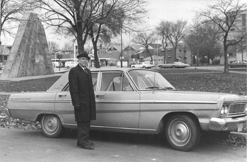 Kazys Balčiūnas. Kitoje fotografijos pusėje yra užrašas: „1970 met. lapkričio mėnesį / daryta ta nuotrauka Čikagoje, prie Dariaus / ir Girėno paminklo Marquette / parke, lietuvių kolonijoje.“