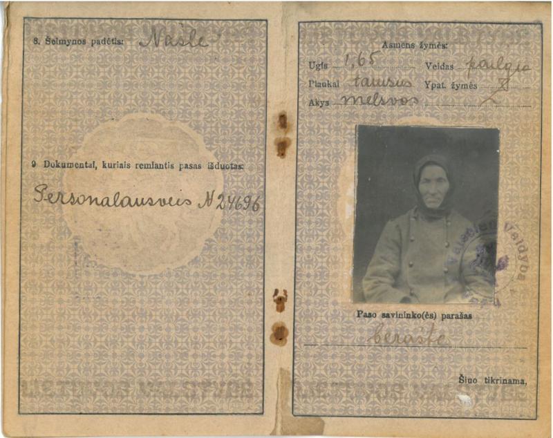 Pasvalio apskr. Vaškų vlsč. Vainikonių k. [dabar – Vainekoniai] gyventojos Onos Morkevičienės-Žemaitytės pasas, išduotas 1922 m. spalio 19 d. Paso Nr. 645592.